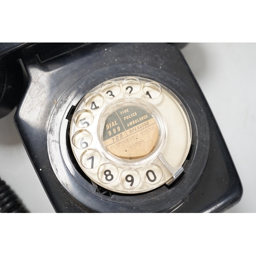 1401 - A black Bakelite telephone