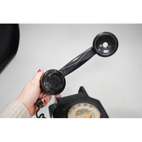 1401 - A black Bakelite telephone