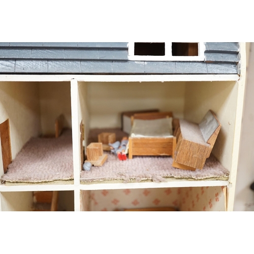 1474 - Doll's house based on a Georgian Bath townhouse, with contents,43cms wide x 71cms high