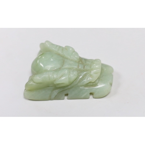 1549 - A Chinese bowenite jade dragons head belt buckle. 7cm wide