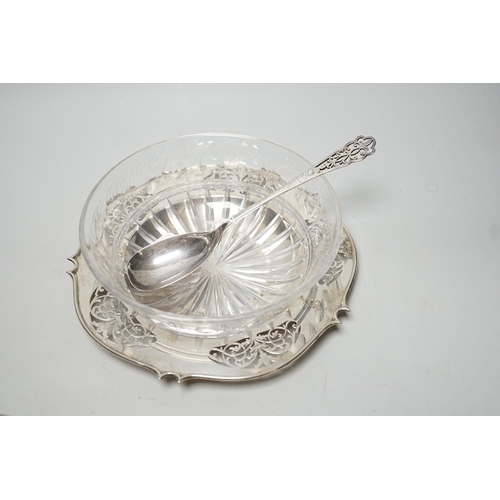 1801 - A George V pieced silver stand, with cut glass bowl and matching serving spoon, Hardy Brothers, Shef... 