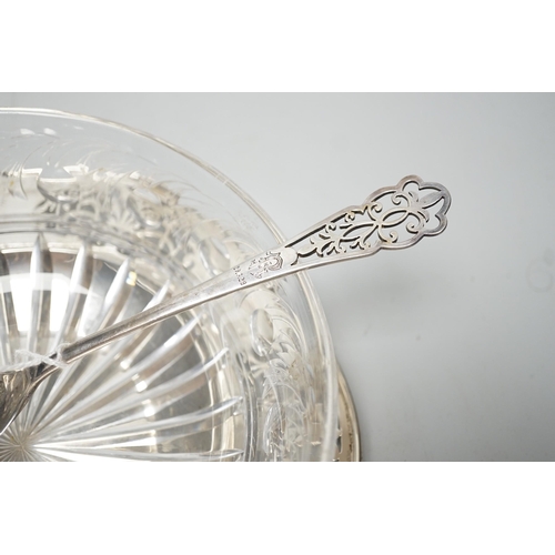 1801 - A George V pieced silver stand, with cut glass bowl and matching serving spoon, Hardy Brothers, Shef... 