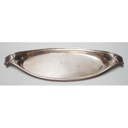 1806 - An Edwardian silver two handled oval stand, Goldsmiths & Silversmiths Co Ltd, London, 1907, with eng... 