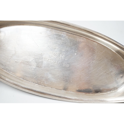 1806 - An Edwardian silver two handled oval stand, Goldsmiths & Silversmiths Co Ltd, London, 1907, with eng... 