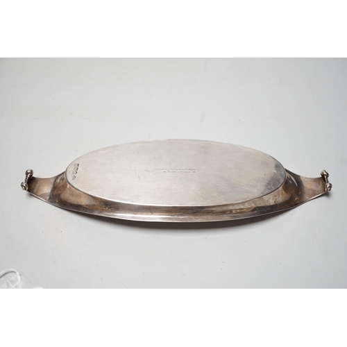 1806 - An Edwardian silver two handled oval stand, Goldsmiths & Silversmiths Co Ltd, London, 1907, with eng... 