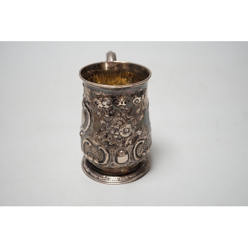 1810 - A George III silver small mug, with later embossed decoration, William Cripps, London, 1775, 95mm, 6... 