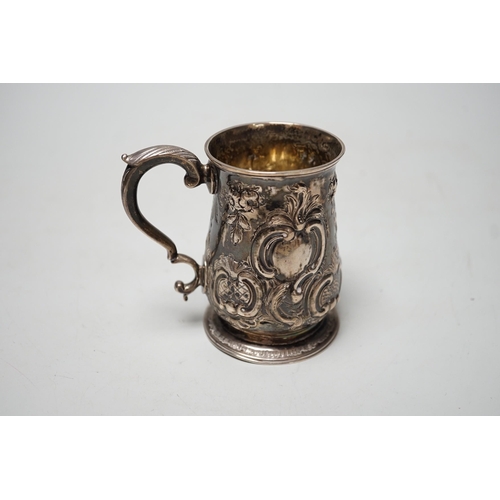 1810 - A George III silver small mug, with later embossed decoration, William Cripps, London, 1775, 95mm, 6... 