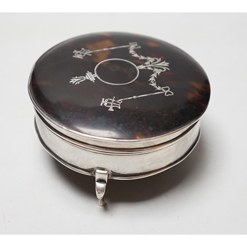 1842 - A George V circular silver and pique inlaid tortoiseshell trinket box, William Comyns, London, 1914,... 