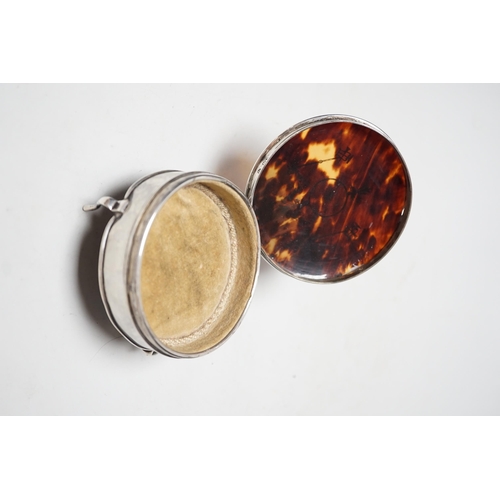 1842 - A George V circular silver and pique inlaid tortoiseshell trinket box, William Comyns, London, 1914,... 