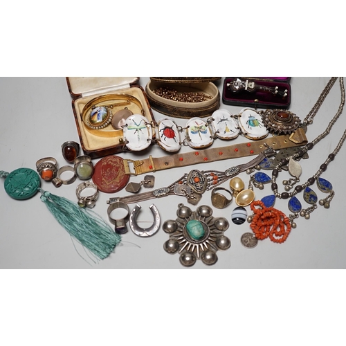 1905 - Assorted jewellery including Victorian pinchbeck guard chain, enamelled bracelet, sterling brooch et... 