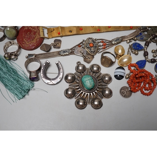 1905 - Assorted jewellery including Victorian pinchbeck guard chain, enamelled bracelet, sterling brooch et... 