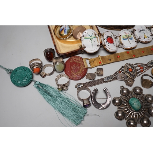 1905 - Assorted jewellery including Victorian pinchbeck guard chain, enamelled bracelet, sterling brooch et... 