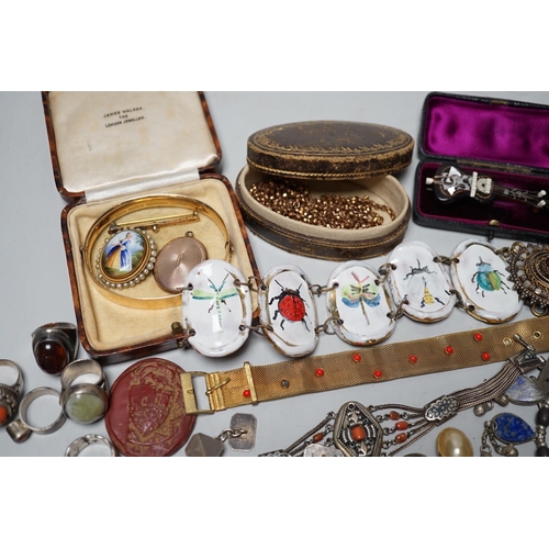 1905 - Assorted jewellery including Victorian pinchbeck guard chain, enamelled bracelet, sterling brooch et... 