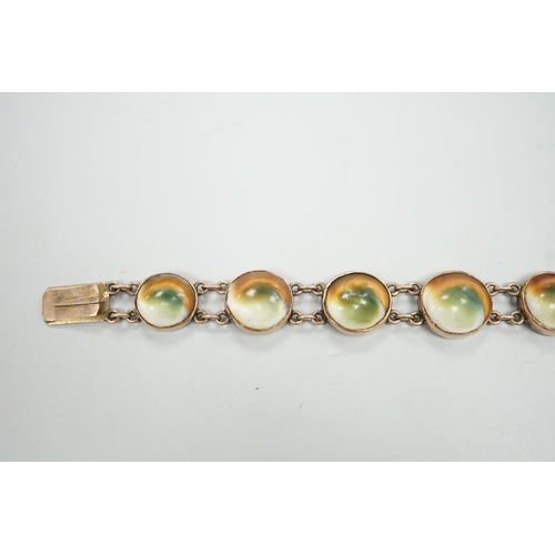 1920 - An early 20th century yellow metal and shell set bracelet (clasp shell missing), approx. 18cm, gross... 