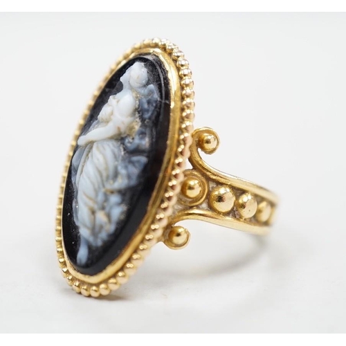 1965 - An early 20th century yellow metal and black sardonyx set cameo ring, carved with the figure of a cl... 