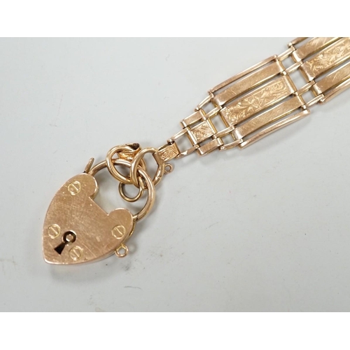 1969 - A 15ct gate link bracelet, with heart shaped padlock clasp, 19.5cm, 27.8 grams.