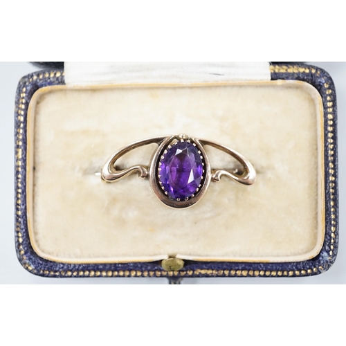 993 - An Edwardian Art Nouveau 9ct and single stone oval cut amethyst set brooch, 31mm, gross weight 2.2 g... 