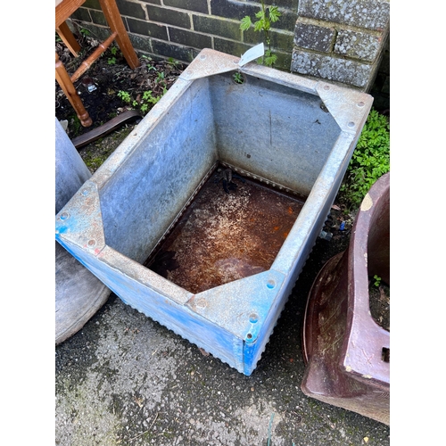 142 - A vintage rectangular galvanised tank, width 43cm, depth 59cm, height 48cm *Please note the sale com... 