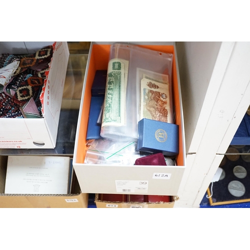 612A - A box of coins and banknotes