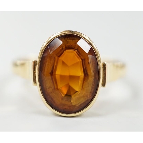 989 - A George V 750 yellow metal and oval cut citrine set ring, size Q, gross weight 5.6 grams.