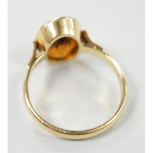 989 - A George V 750 yellow metal and oval cut citrine set ring, size Q, gross weight 5.6 grams.