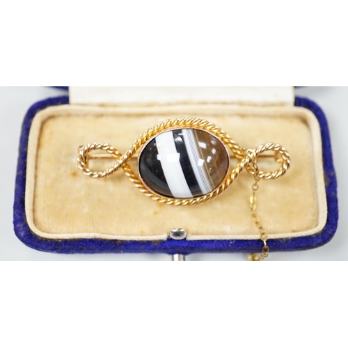 996 - An Edwardian 15ct and banded agate set brooch, with rope twist border, 46mm, gross weight 8.2 grams.... 