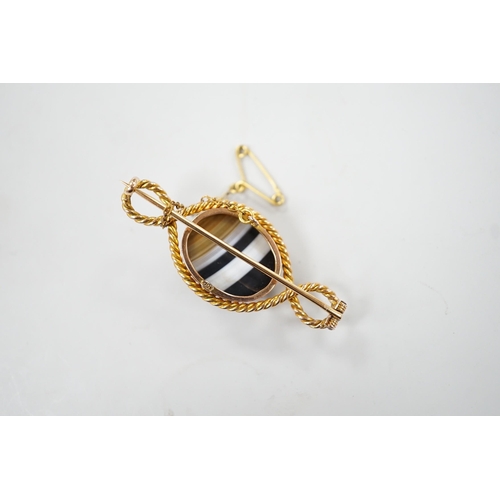 996 - An Edwardian 15ct and banded agate set brooch, with rope twist border, 46mm, gross weight 8.2 grams.... 