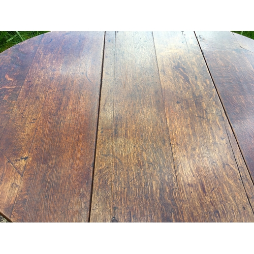 105 - An 18th century oak gateleg dining table, the turned underframe with traces of old paint, length 123... 