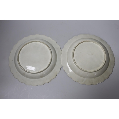 427 - A pair of Worcester green bordered floral plates, c.1770, 21.5cm diameter