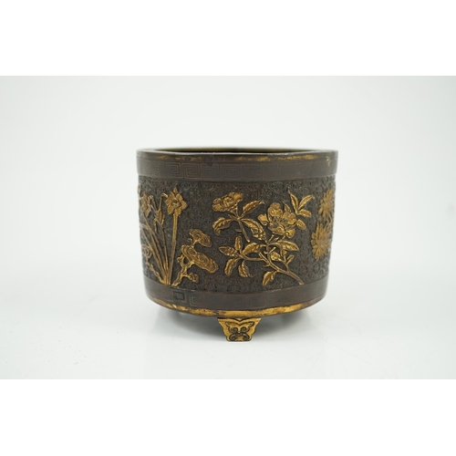 157 - A Chinese parcel-gilt and silver inlaid bronze tripod censer, Yunjian Hu Wenming mark, 16th/17th cen... 