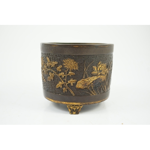 157 - A Chinese parcel-gilt and silver inlaid bronze tripod censer, Yunjian Hu Wenming mark, 16th/17th cen... 