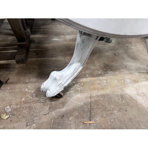 22 - A white painted Victorian mahogany breakfast table, diameter 117cm