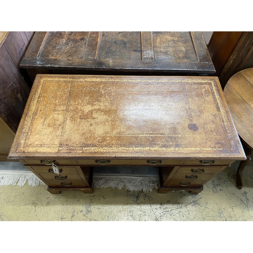 1062 - An early 20th century mahogany pedestal desk, length 122cm, depth 60cm, height 75cm
