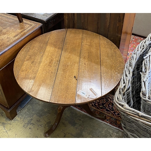 1063 - A George III circular oak tripod tea table, diameter 82cm, height 67cm