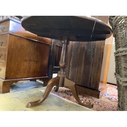 1063 - A George III circular oak tripod tea table, diameter 82cm, height 67cm