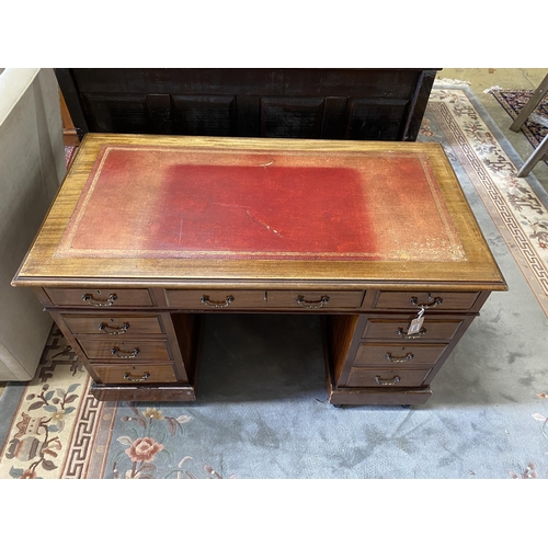 1112 - An early 20th century mahogany pedestal desk, width 122cm, depth 65cm, height 76cm