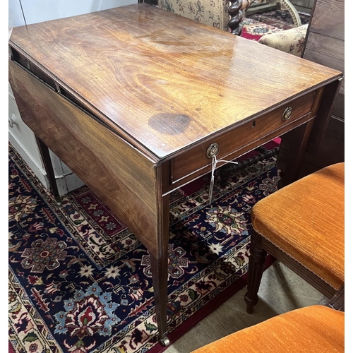 35 - A George III mahogany Pembroke table, width 82cm, depth 56cm, height 71cm