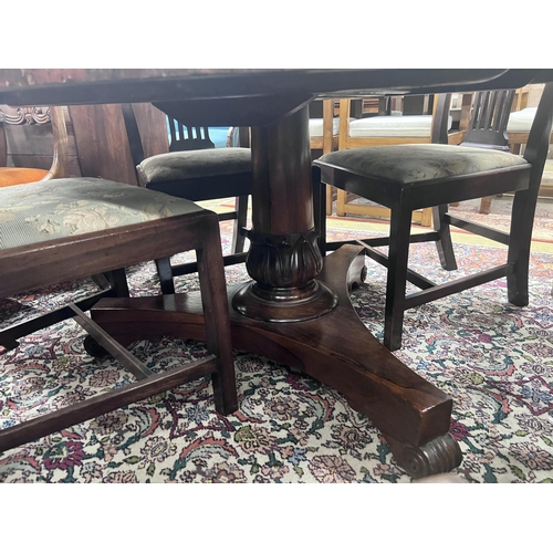 40 - A William IV circular rosewood tilt top breakfast table, diameter 127cm, height 70cm