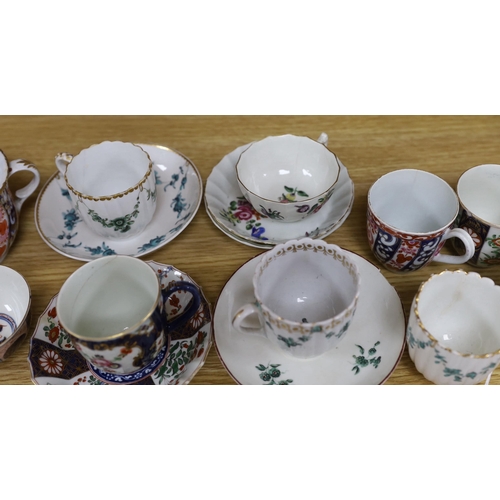 400 - A group of late 18th century Worcester cups and various saucers (16)