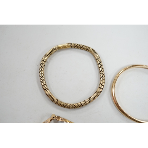 877 - A modern 9ct gold hinged bangle, two modern 9ct gold bracelets including three colour, 14.4 grams an... 