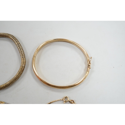 877 - A modern 9ct gold hinged bangle, two modern 9ct gold bracelets including three colour, 14.4 grams an... 