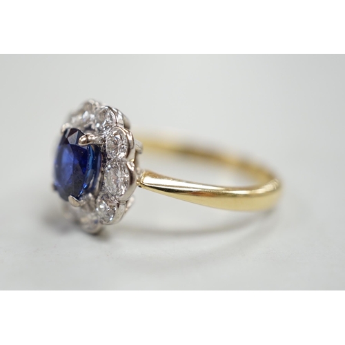 909 - A modern 18ct gold, sapphire and diamond set circular cluster ring, size P/Q, gross weight 3.4 grams... 