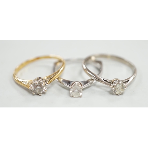 914 - Three assorted 18ct and solitaire diamond rings, including one with 0.25ct stone, sizes J/K, M & N, ... 