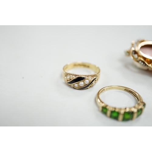 915 - A late Victorian 15ct gold, black enamel and seed pearl set mourning ring, with glazed panel below, ... 