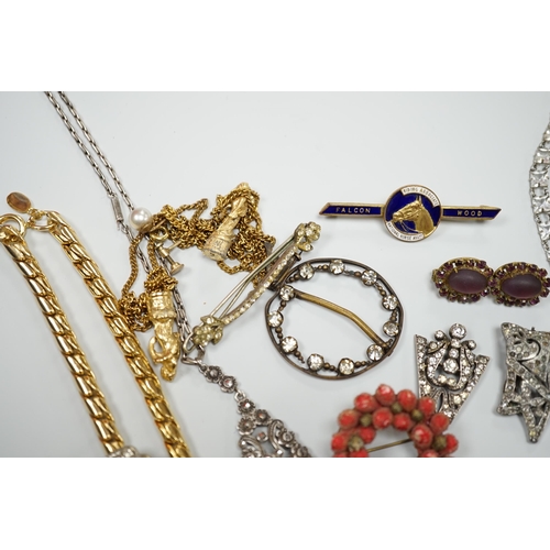 919 - A small collection of assorted costume jewellery including a marcasite set pendant necklace.