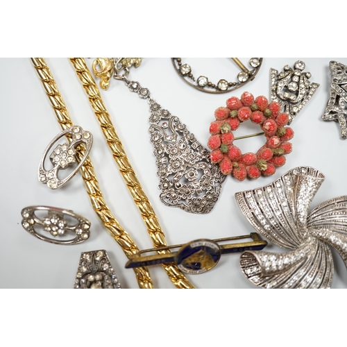 919 - A small collection of assorted costume jewellery including a marcasite set pendant necklace.