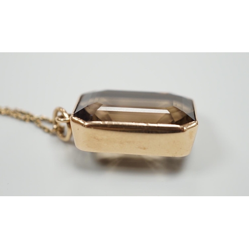 922 - A yellow metal mounted smoky quartz pendant, 24mm, on a yellow metal fine link chain(a.f.), gross we... 