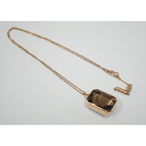 922 - A yellow metal mounted smoky quartz pendant, 24mm, on a yellow metal fine link chain(a.f.), gross we... 