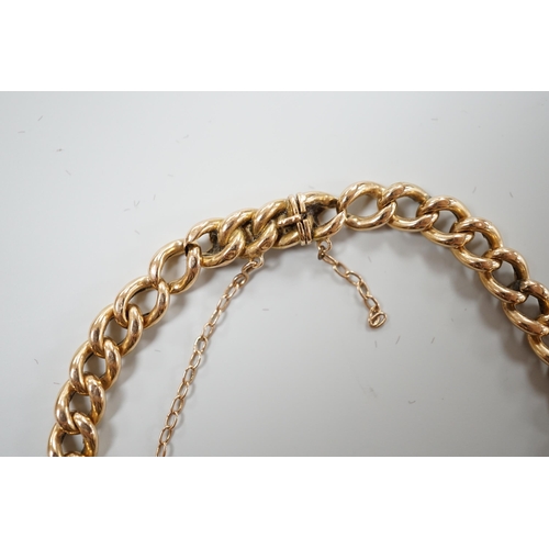 928 - A 15c curb link bracelet, 19cm, 8.9 grams.