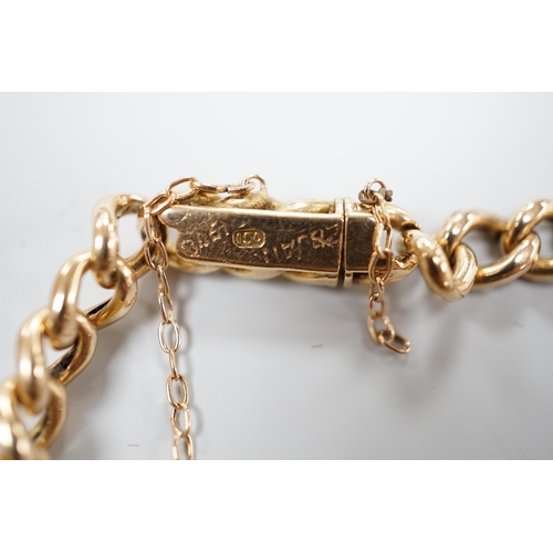 928 - A 15c curb link bracelet, 19cm, 8.9 grams.